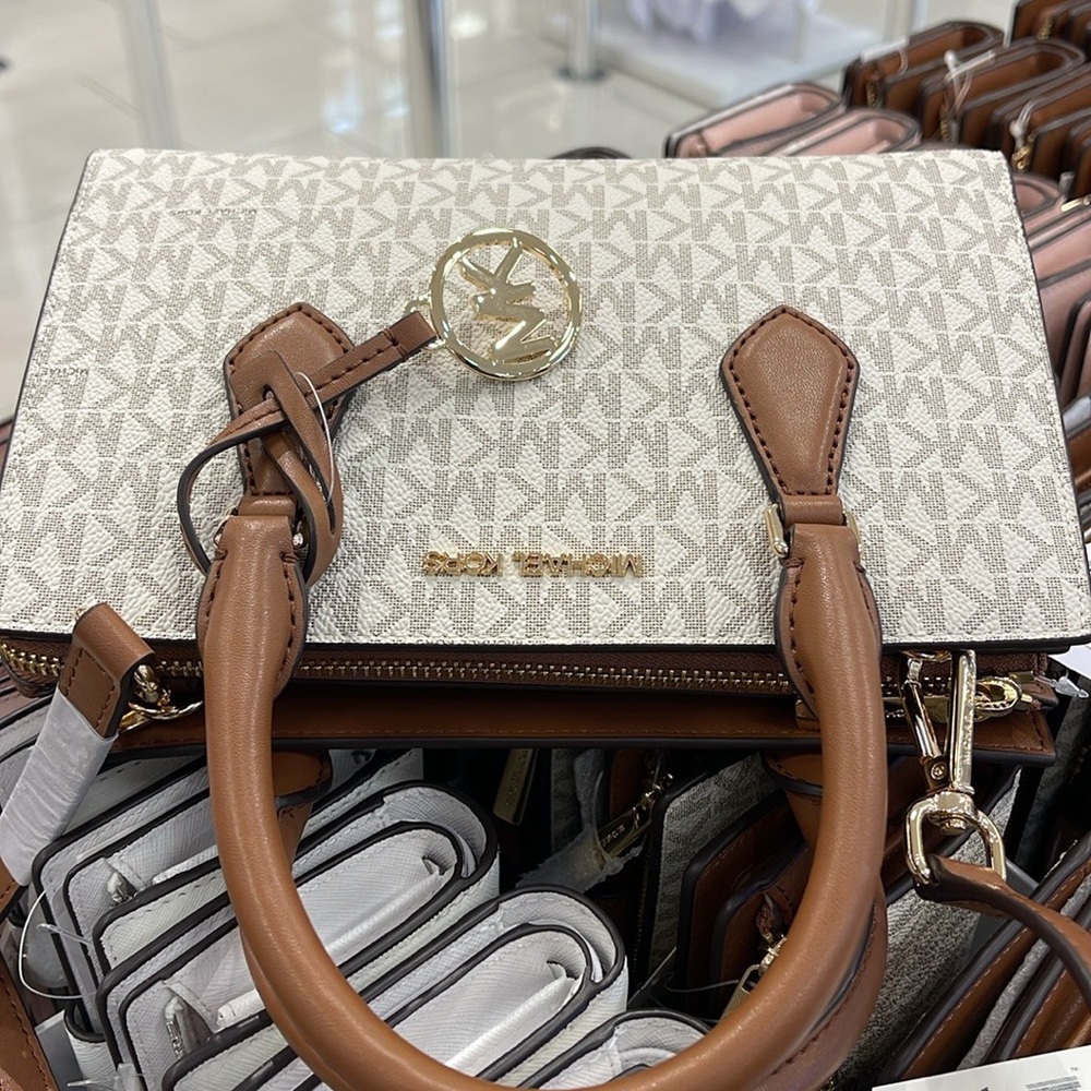 Michael Kors Small Sheila Satchel Crossbody
Vanilla 
NWT - Picture 6 of 16